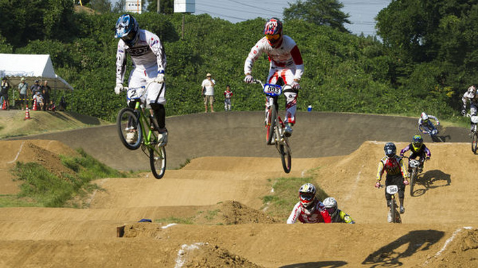 　JBMXFジャパンシリーズ第4戦が8月26日に新潟県上越市の金谷山公園BMXトラックで開催され、最高峰のエリートクラスで長迫吉拓が優勝した。長迫は前戦のひたちなか大会に引き続き2連勝を達成。