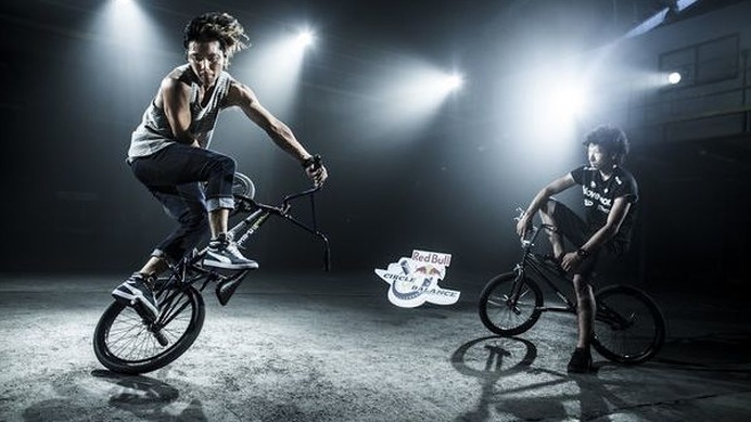 　エナジードリンクブランドのレッドブルがBMXフラットランドの世界大会、Red Bull Circle of Balanceを9月8日に国立京都国際会館イベントホールで開催する。内野洋平、佐々木元、森崎弘也の日本勢3人をはじめとして、世界中から集まった16人のトップライダーが熱い戦い