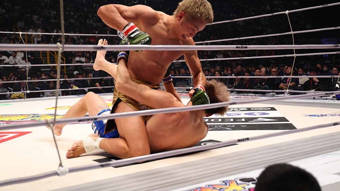 【RIZIN.45】久保優太、安保瑠輝也の「リアネイキドチョーク一本」宣言を覆す一本勝ち　元K-1王者同士のMMA対決を制す