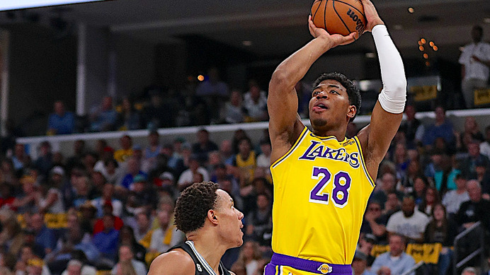 【NBA】「このリアクション最高」八村塁の3Pに、レブロンとADが咆哮……エース不在の“伝統の一戦”で劇的勝利