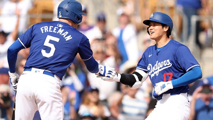 【MLB】大谷翔平、衝撃デビュー弾にフリーマンも笑顔の祝福「この光景には慣れる」　ベッツとの“MVPトリオ”がお披露目