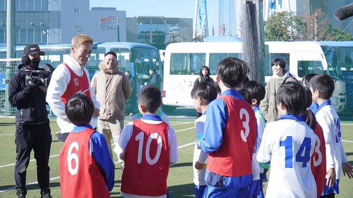 本田圭佑がサプライズ訪問で子どもたちをサポート「プロになるためには……」　“二刀流”で熱血指導「毎回チャレンジしてください」