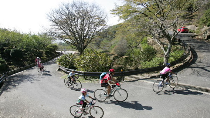 　家族一緒に決められた地点を回ってサイクリングする「TCF親子ブルベ2012」が10月21日に茨城県の筑波山周辺で開催され、13家族が2つの本格的な峠を含む約40kmのコースに挑んだ。主催は東京都自転車競技連盟普及委員会。