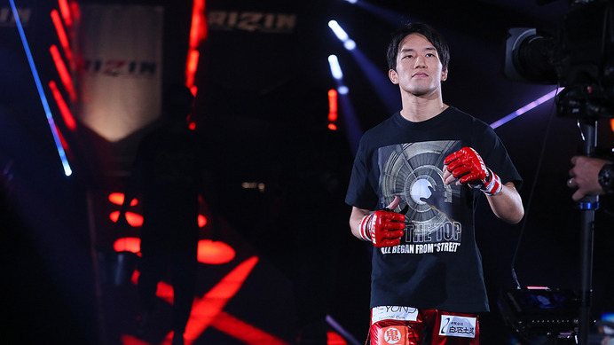 【RIZIN.47】「UFCに求められて行く」朝倉海、海外挑戦を正式発表　榊原CEOは「ベルト巻いて、ここに戻ってきてな」と激励