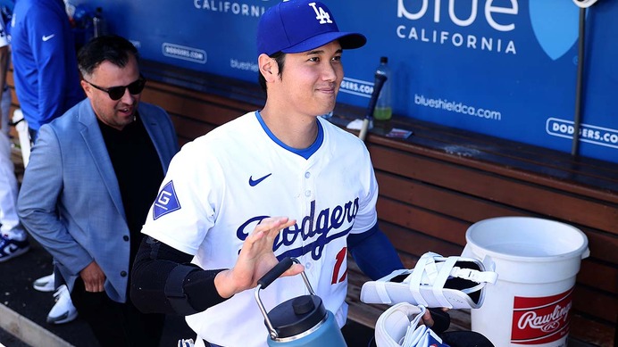 【MLB】大谷翔平、エンゼルス“元同僚”モニアックらと再会のハグ　術後の右ひじについて語る素振りも