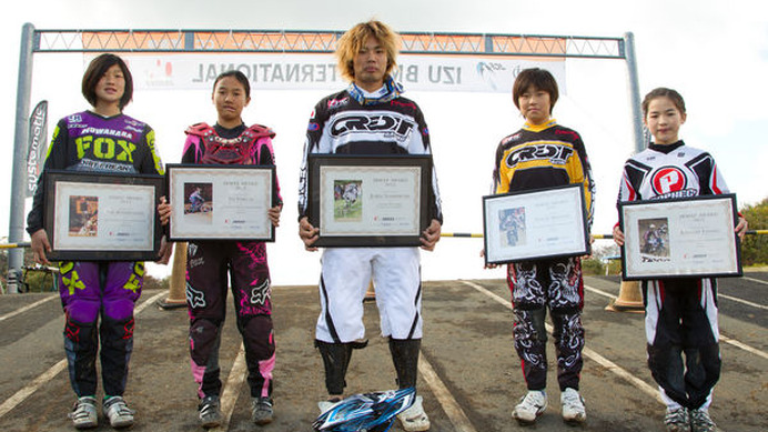 　全日本BMX連盟が今年度よりJBMXFアワードを新設し、優れた活躍のあった選手を表彰する。今年度は世界選手権大会の決勝進出者とジャパンシリーズエリートクラスポイントランキング1位の選手が選出され、11月18日に行われた伊豆BMX国際開会式で写真入りのパネルを記念品