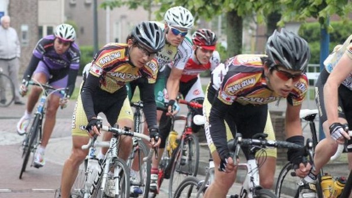 　国際的なレースの場で戦いたいと願う選手を対象に本場ヨーロッパでのロードレース短期留学をサポートするプログラム「パールイズミロードレース・スクール」の参加者募集が始まった。留学先のベルギーでコーチを務めるのはベルギー在住の元プロレーサー山宮正（自転車