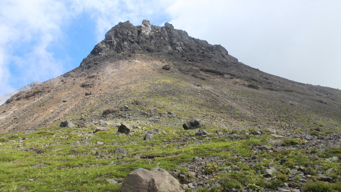 那須岳の主峰・茶臼岳。標高1，915mの活火山だ。