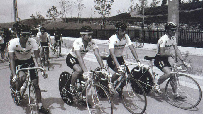 　日直商会は自転車と自転車関連部品の問屋として1908年（明治41年）に、東京・神田で日向直次郎が創業。苗字と名前を1字ずつ取って社名とした。以来105年間、海外の自転車を中心に輸入・販売してきた。メーカーではないため、一般には馴染みが薄いが、日本の自転車その