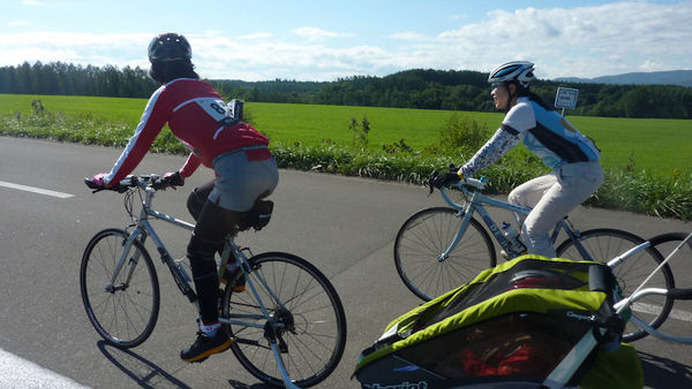 　自転車でけん引できる多機能ベビーカー「チャリオット」が話題だ。都会に住む子育て中のママたちが保育園や幼稚園などで子供を送り迎えするときなどに便利。