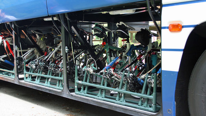 　サイクリングバスで自転車イベント「スズカ8時間エンデューロ」に参加しよう。東京発で三重県・鈴鹿サーキットを目指す参戦ツアーが国際興業で催行される。