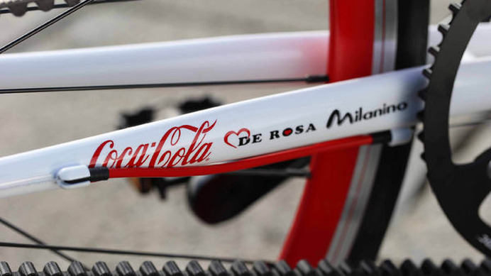　イタリアのハイエンドバイクメーカー、デローザと飲料メーカー、コカ・コーラがコラボした「ダブルブランド」自転車が登場。日直商会とThe Coca-Cola Companyとのライセンス契約をもとに実現した。デローザが2012年に発売した「ミラニーノ」をベースに、コカ・コーラ