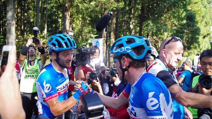 2014ジャパンカップサイクルロードレース、喜びを分かち合うネイサン・ハース（左）とダニエル・マーティン（右）