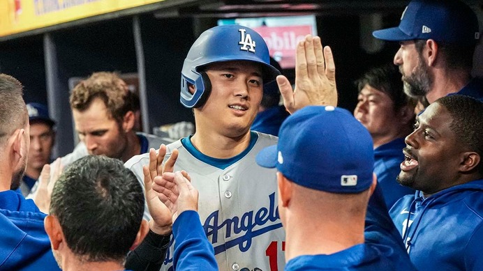 【MLB】新たなセレブレーション？　テオスカー、8号本塁打の大谷翔平を“マッスルポーズ”でお出迎え　米記者も「あのリアクション見て！」