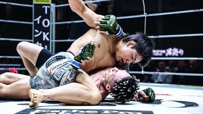 【RIZIN】「右目の上が膨らんでいる……」ヒロヤ、無慈悲の鉄槌で篠塚辰樹にTKO勝ち　左腕を封じた“圧勝劇”にスタンディングオベーション