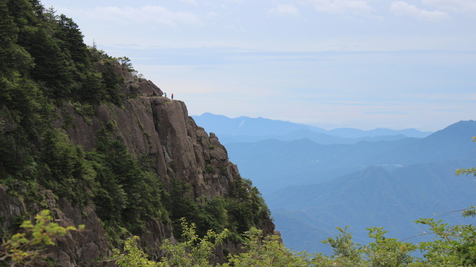 三ッ峠山の絶壁。目を凝らして見ると、人が登っている姿が確認できる。