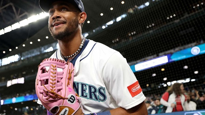 【MLB】「今週のスーパープレー集」前代未聞、外野手2人の連携本塁打キャッチ　イチロー“愛弟子”フリオの好捕連発ほか【5月11日～17日】