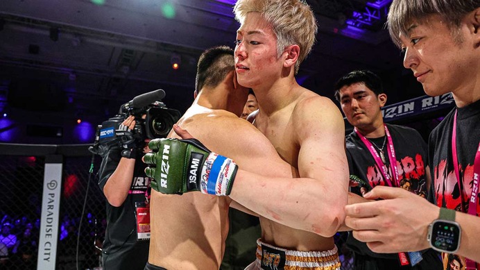 【RIZIN】三浦孝太、顔面から“大量出血”で4連敗……激しい鉄槌→膝を顔面に打ち込まれ1R2分46秒でレフェリーストップに