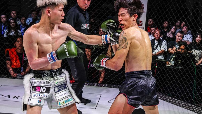 【RIZIN】“日韓対抗戦”の第1試合で、韓国キック界のプリンスの脚が“赤紫色”に……ローで攻めた井上聖矢がデビュー戦初白星！