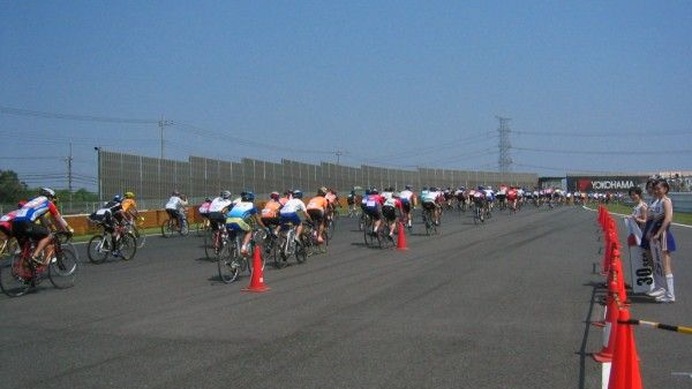 　ゴールデンウイーク後半初日の5月3日、第14回筑波8時間耐久レースinスプリングが茨城県の筑波サーキットで開催された。当日は絶好のレース日和に恵まれ、312チーム、1500人以上のライダーが集結し、サーキット・エンデューロを楽しんだ。