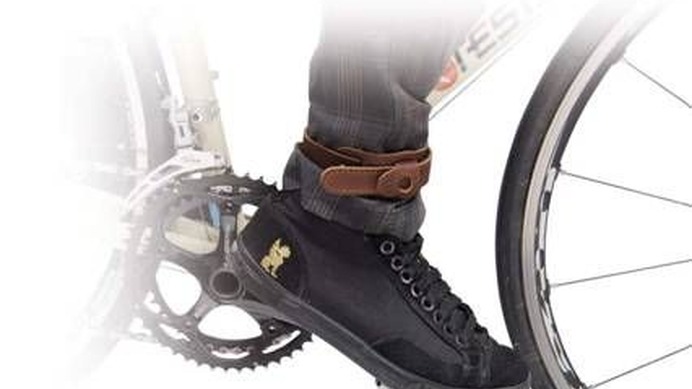 　ギザプロダクツからレザー トラウザー バンドが登場した。ジャケットスタイルやジーンズにもフィットする、本革製のスソ止めバンド。乗車時のおしゃれにも気を使うライダーにおすすめの製品。取り扱いは自転車輸入商社のマルイ。