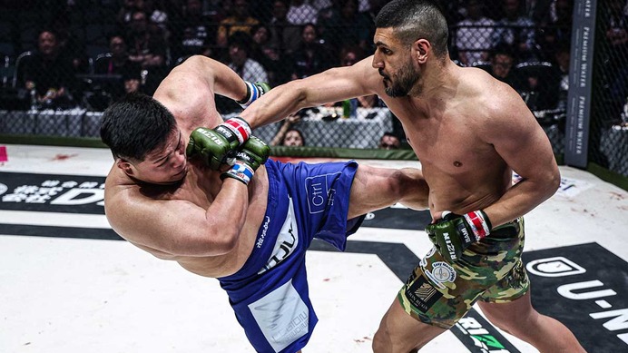 【RIZIN】“反則王”シナ・カリミアン、MMAデビュー戦で白星発進　2R終了後にパンチ数発→3Rでお詫びの珍事も……