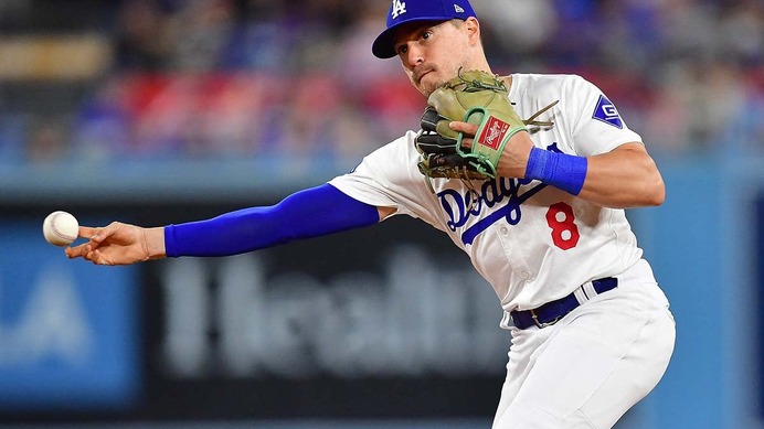 【MLB】ド軍始球式にサッカー界のレジェンド登場で大歓声「2人のスポーツ界のスター」　キケ相手のノーバウンド投球とユニ交換に熱視線