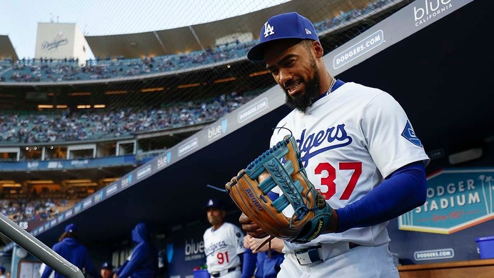 【MLB】ドジャース地元メディア、テオスカーの“ワースト級”守備に苦言「強肩パヘスを右翼手に置きたい」　攻撃面では貢献も……