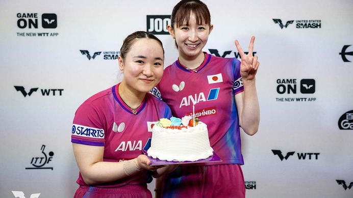 伊藤美誠、早田ひなへ25歳の誕生日サプライズで満面笑顔　“みまひな”ペアのダブルス復活戦はインドペアに逆転勝ち【卓球・USスマッシュ】