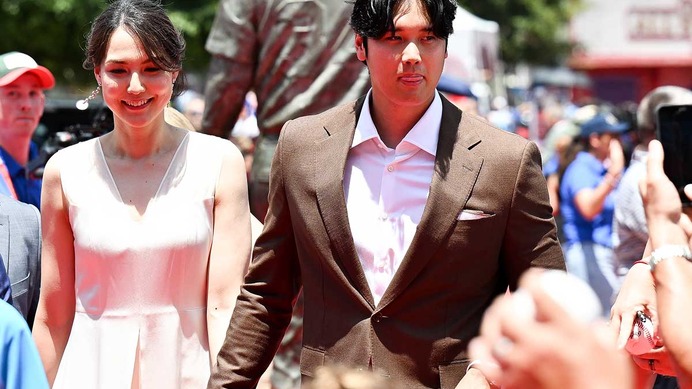 【MLB】大谷翔平、真美子夫人と2年目のレッドカーペットへ……長女は不参加「まだ歩けない」　昨年は“デコピンスーツ”でも話題に
