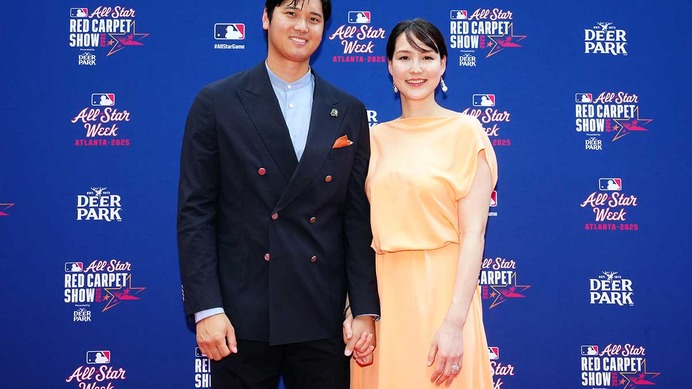 【MLB】球宴レッドカーペット、大谷翔平のファッションに辛口評価も……「真美子夫人が補った。ピーチカラーのドレスで魅力放つ」と米メディア