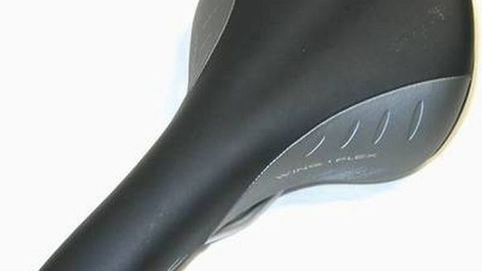 　カワシマサイクルサプライから、ロードレーサーにも似合うスリムなデザインで人気のコンフォート・サドル「フィジーク ロンディネ」の2007年モデルが発売された。