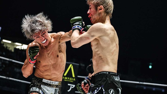 【RIZIN.51】冨澤大智、“絶体絶命”のピンチ→激しい打撃戦で平本丈に大逆転勝ち　大歓声のなか、篠塚辰樹に再戦要求