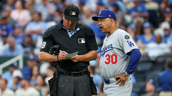 【MLB】“マシンガン継投”が代名詞、ロバーツ監督の采配に変化？　米放送局のレジェンド解説陣が称賛「先発を信頼する見事な判断だった」