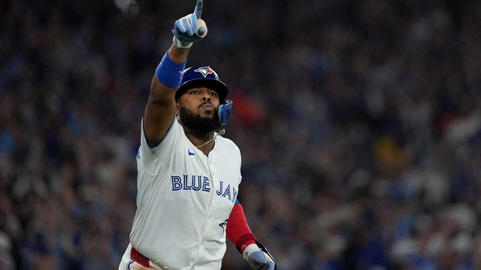 【MLB】WS進出へ逆王手をかけたブルージェイズ……PS6本塁打の主砲ゲレーロJr.は運命の第7戦に向けて「何かすごいことが起きる」