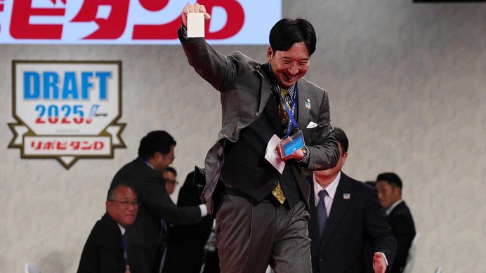 藤川球児監督が「火の玉ストレートの右手」で立石正広を引き当てる　“元阪神監督対決”を制し反響「勝利の女神は微笑んだ」【プロ野球ドラフト会議2025】