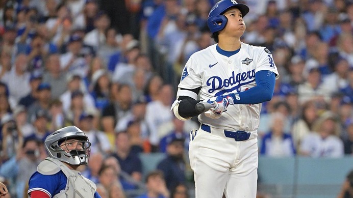 【MLB】大谷翔平、衝撃のWS2号直後の1枚に公式注目「オオタニのバットを探して」 CY賞右腕からの一打に本拠地熱狂