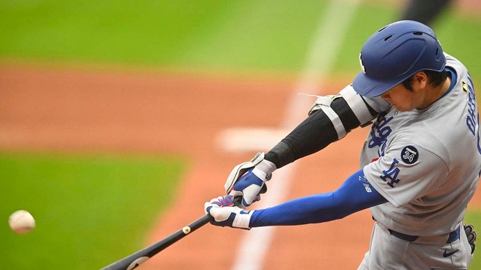 【MLB】大谷翔平、泳いだ当たりが逆方向へ“フェン直”二塁打 公式驚愕の打撃で好機演出