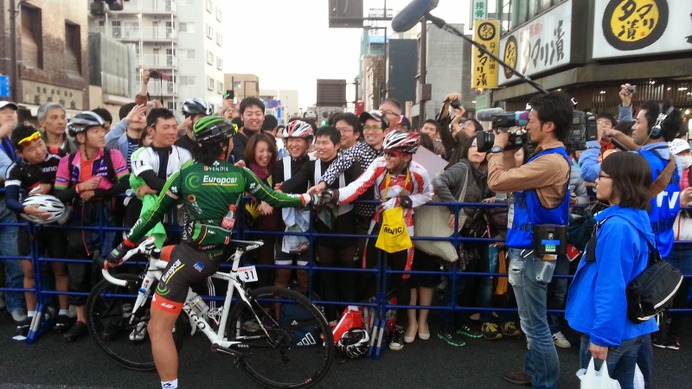 日本のレースでファンとの交流を楽しむ新城幸也