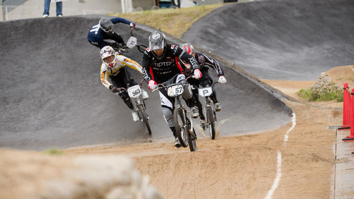 　全日本プロ選手権自転車競技大会の開催を記念したBMX第1回ドゥールースカップが5月19日に大阪府岸和田市のサイクルピア岸和田BMXコースで行われ、トップカテゴリーのエリートクラスでは北京オリンピック代表の阪本章史（ダイアテックプロダクツ）が優勝した。前日の全