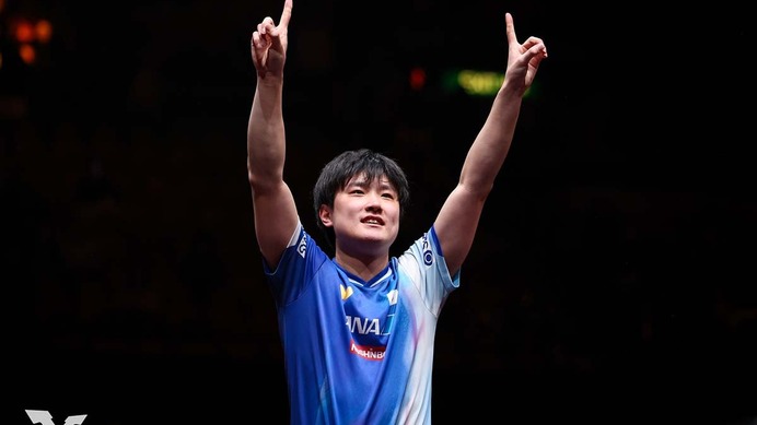 「ハリモトが“4度目の正直”」張本智和、悲願の初Vを大会公式が祝福　中国メディアも快挙を報道「五輪銀メダリストを撃破」【WTTファイナルズ香港】