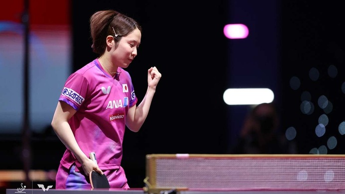 平野美宇、孫穎莎との“交流”に現地メディア熱視線「一挙手一投足に魅了」　チームメイトの世界女王がベンチで戦況見守る