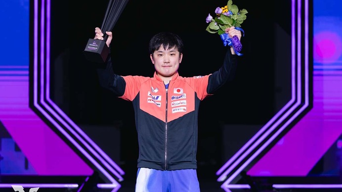 張本智和が掴んだ「中国トップ3への収穫」　“チキータ封印”で世界王者・王楚欽撃破　初タイトル奪取で弾みつけるエース