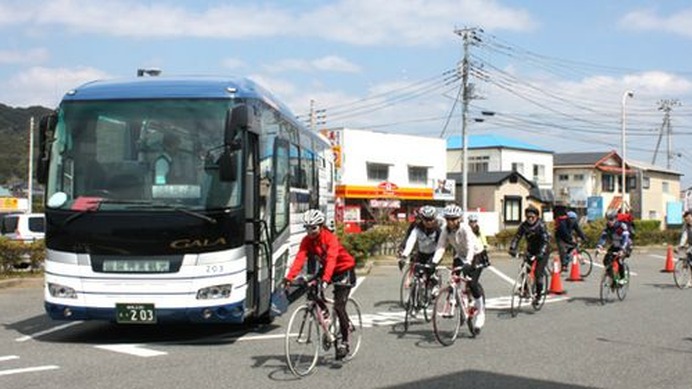 　国際興業グループが運行する「サイクリングバスツアー」は景色のよい場所だけサイクリングを楽しむことで人気だが、7月6日と同20日に山梨県・富士４湖めぐりコースが行われ、現在その参加者を募集中だ。バスで移動するので時間や体力に余裕ができ、食事や温泉なども楽