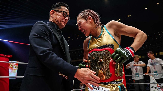 【RIZIN】RENAの一撃で絶対女王が衝撃ダウンも……最後は伊澤星花がギロチンで制す　「女子格はトイレ休憩じゃない」