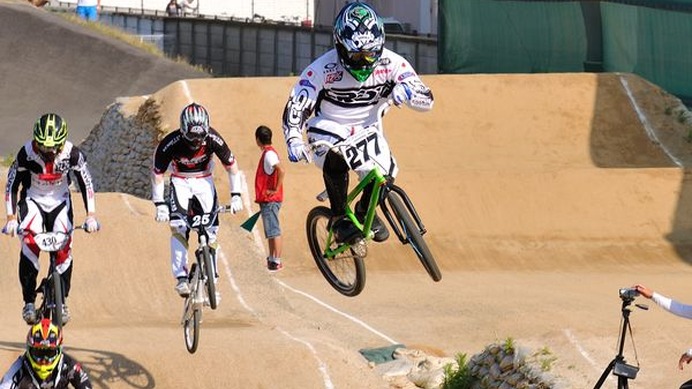 　2013JBMXFシリーズ第3戦が6月16日に大阪府岸和田市のサイクルピア岸和田で開催され、エリートクラスは岸和田をホームコースとする吉村樹希敢（トーヨー・クレジットレーシング）が優勝した。2012年はシリーズチャンピオンを獲得した吉村だが、2013シー
ズンは初勝利。