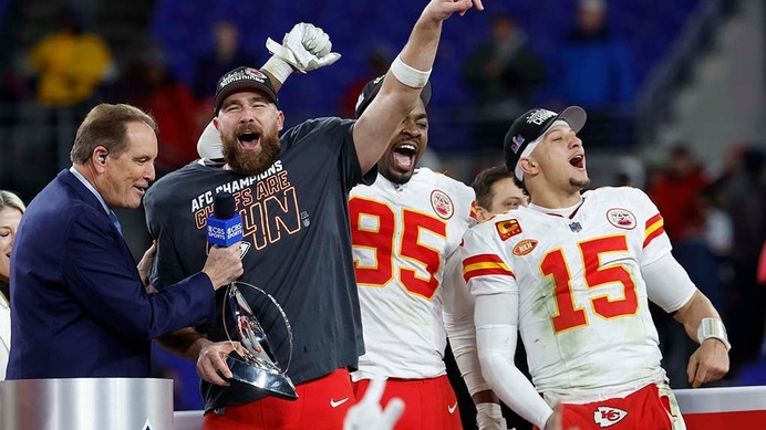 【NFL】「殺されちゃうよ」チーフスのトラビス・ケルシー、婚約者テイラー・スウィフトの椅子を壊してポツリ……番組収録中にアクシデント