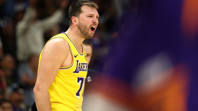 【NBA】レイカーズHC、ドンチッチと一触即発の“口論”も……「よくあること、ルカとは良い関係にある」と確執を否定