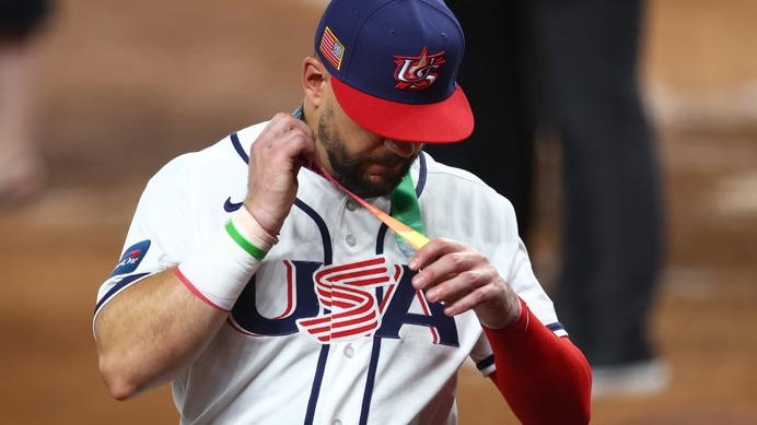 【WBC2026】本塁打王シュワーバー、アメリカ無念の決勝敗退で“銀メダル”授与直後に外す　同点アーチのハーパーは相手ナインと握手