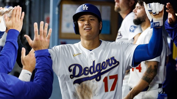 【MLB】大谷翔平、開幕日にサプライズ！ チームメート全員に腕時計をプレゼント……「一生の思い出」今季限りで引退のミゲル・ロハス感激